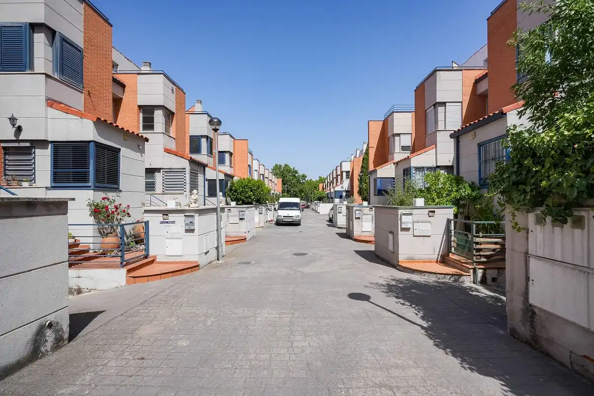 Vista exterior de Casa adosada en venta en Guadalajara con Aire acondicionado, Calefacción y Terraza
