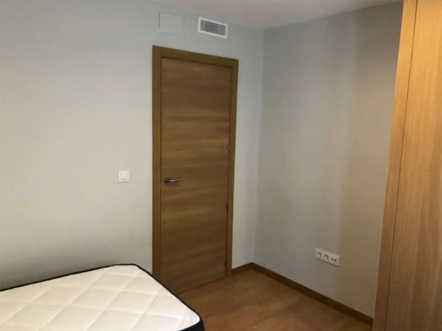 Schlafzimmer von Dachboden zur Miete in  Madrid Capital mit Balkon