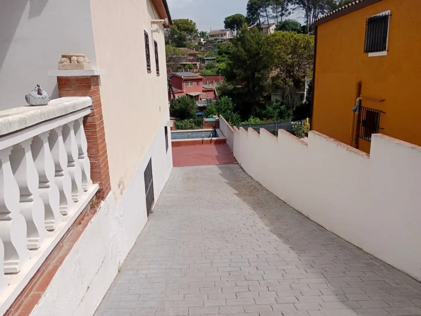 Vista exterior de Casa o xalet en venda en Rubí amb Aire condicionat, Jardí privat i Terrassa