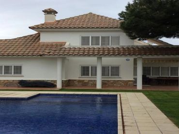 Villa con piscina in vendita a Carrer Josep Pla