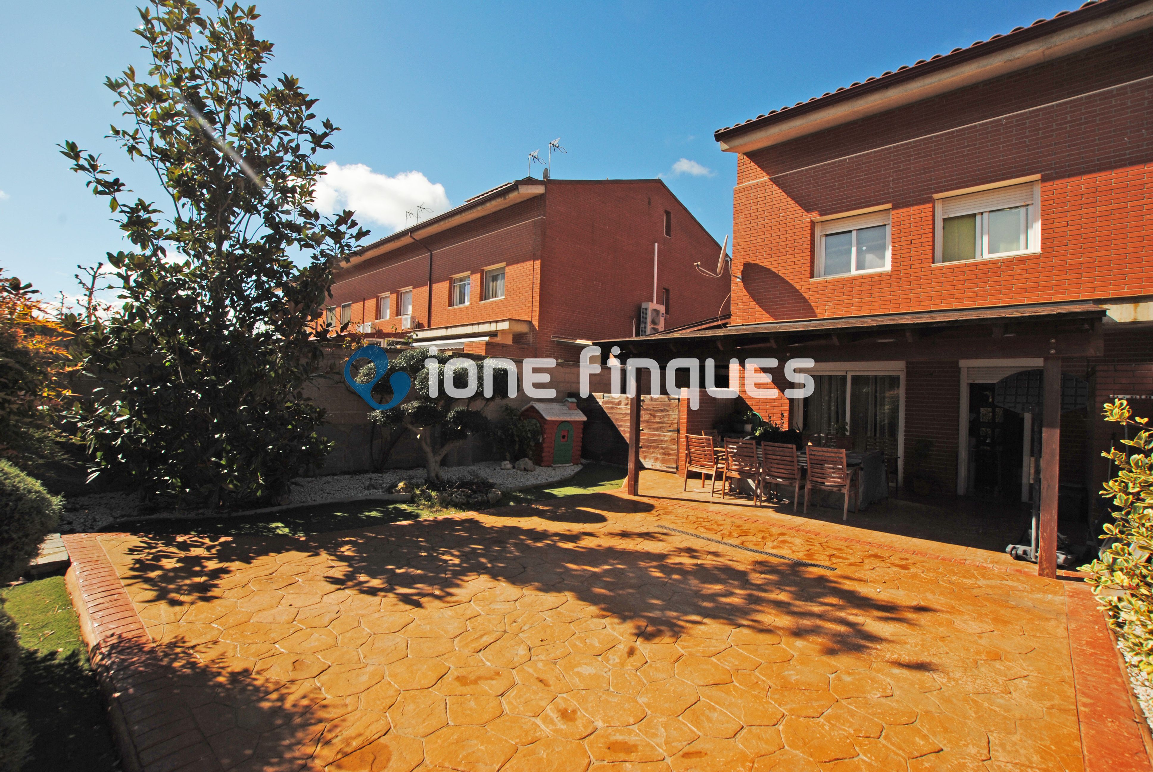 Außenansicht von Einfamilien-Reihenhaus zum Verkauf in Guissona mit Heizung, Terrasse und Abstellraum