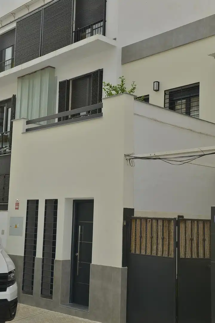 Vista exterior de Casa o xalet en venda en Sevilla amb Terrassa