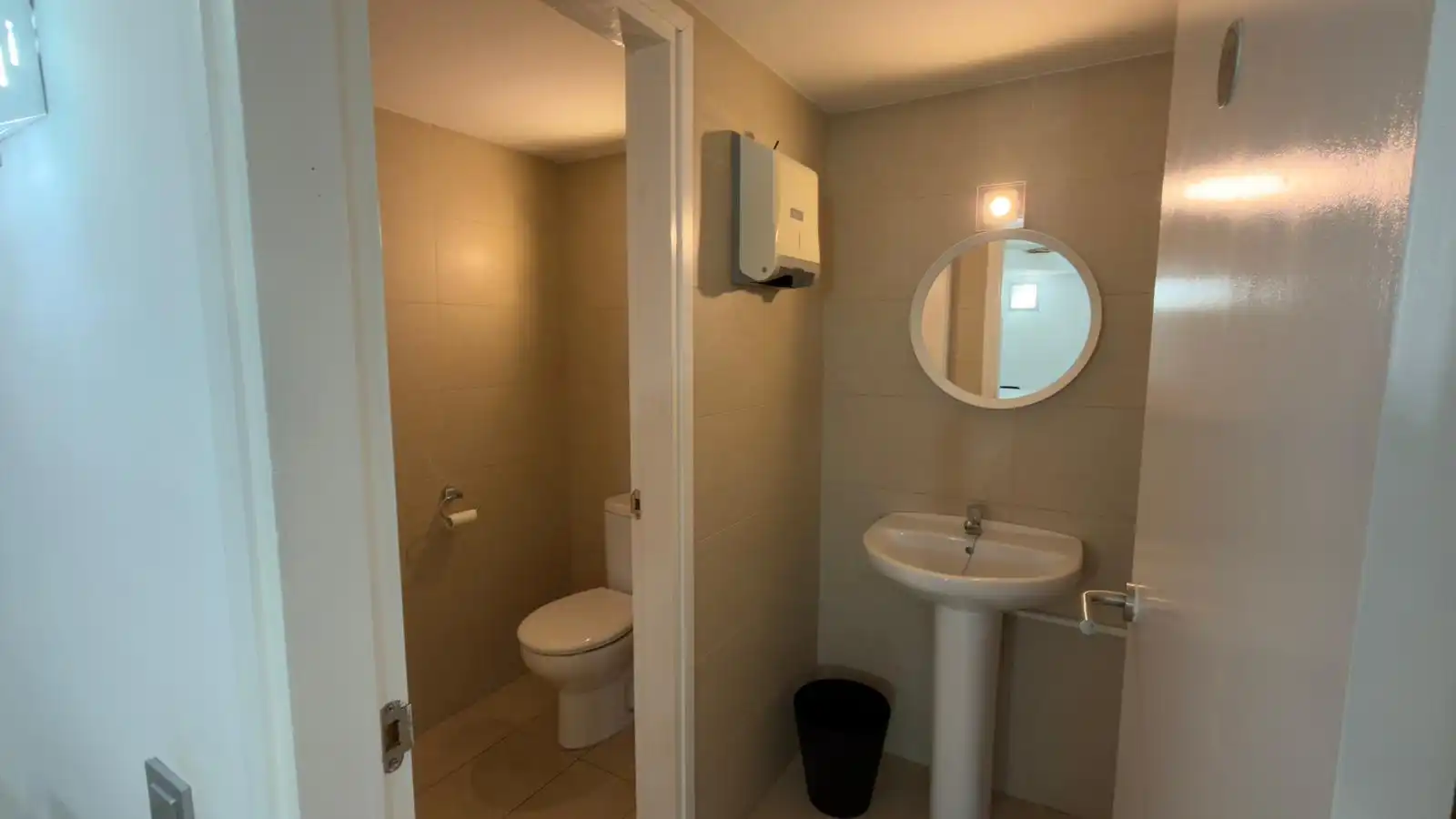 Bathroom of Office for rent in L'Hospitalet de Llobregat  with Air Conditioner and Heating