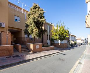 Vista exterior de Casa adosada en venda en Armilla amb Aire condicionat, Calefacció i Parquet