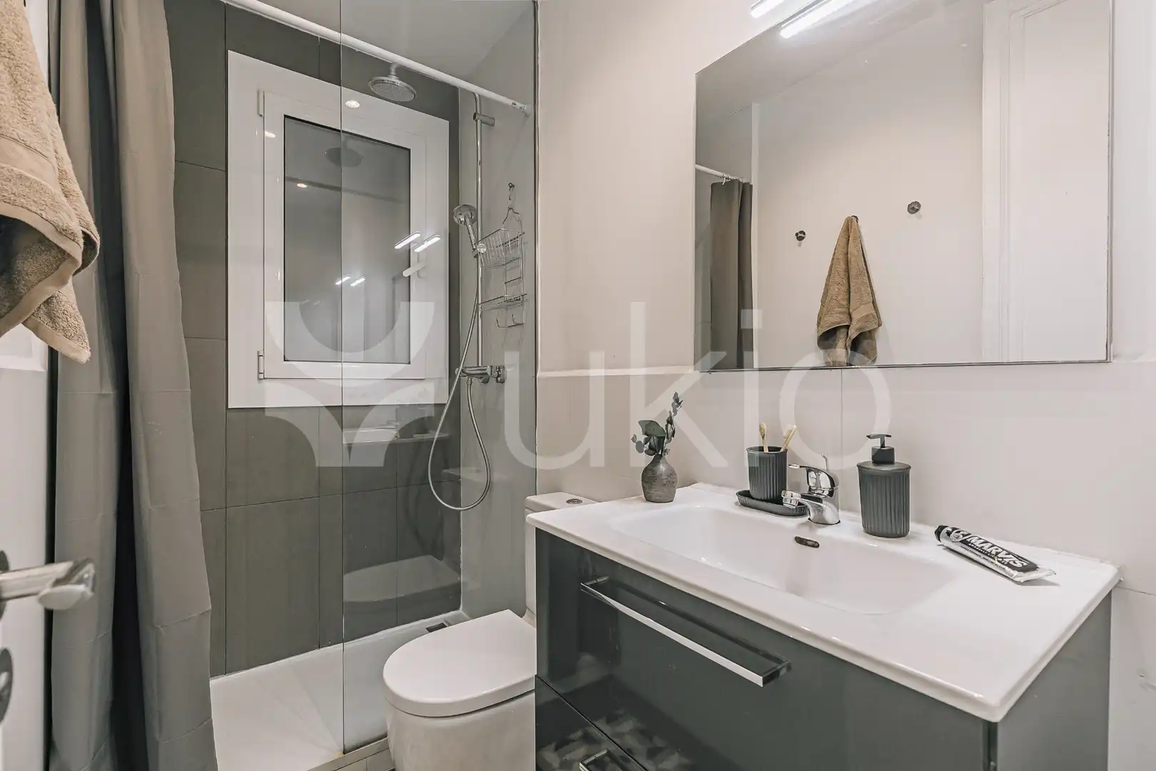 Badezimmer von Wohnungen zur Miete in Barcelona mit Klimaanlage, Heizung und Möbliert