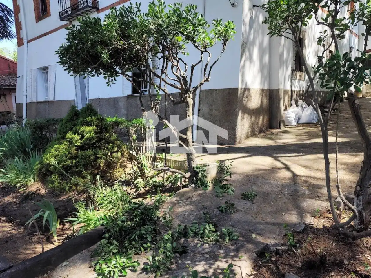 Jardín de Piso en venta en Las Navas del Marqués  con Calefacción, Terraza y Trastero