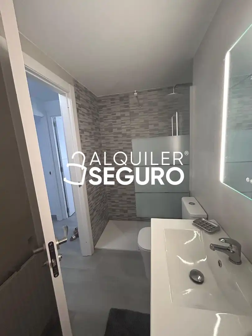 Badezimmer von Wohnung zur Miete in Toledo mit Klimaanlage, Heizung und Terrasse