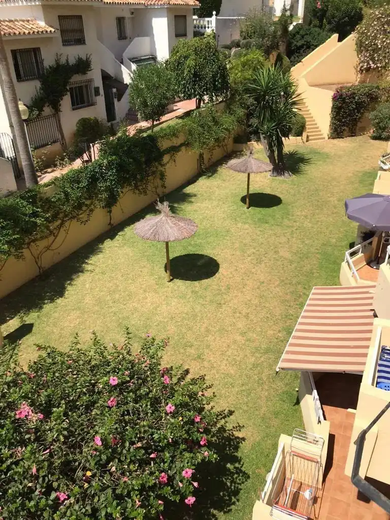 Jardí de Apartament de lloguer en Benalmádena amb Aire condicionat i Moblat