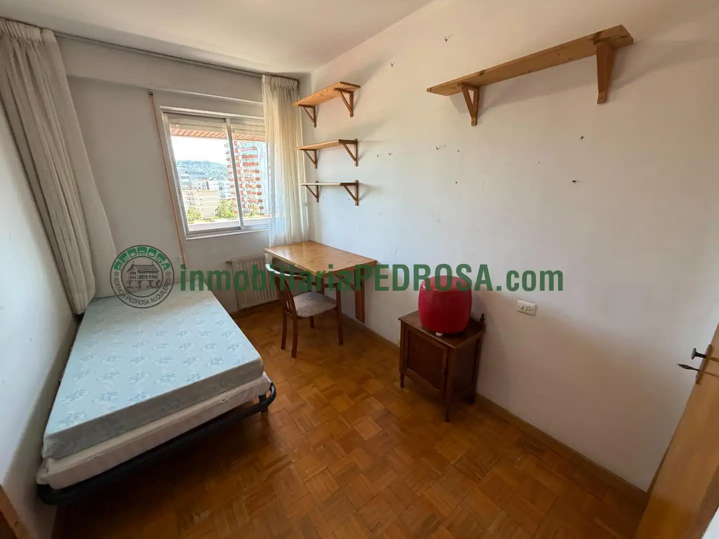 Dormitori de Estudi de lloguer en Pontevedra Capital  amb Calefacció, Parquet i Moblat