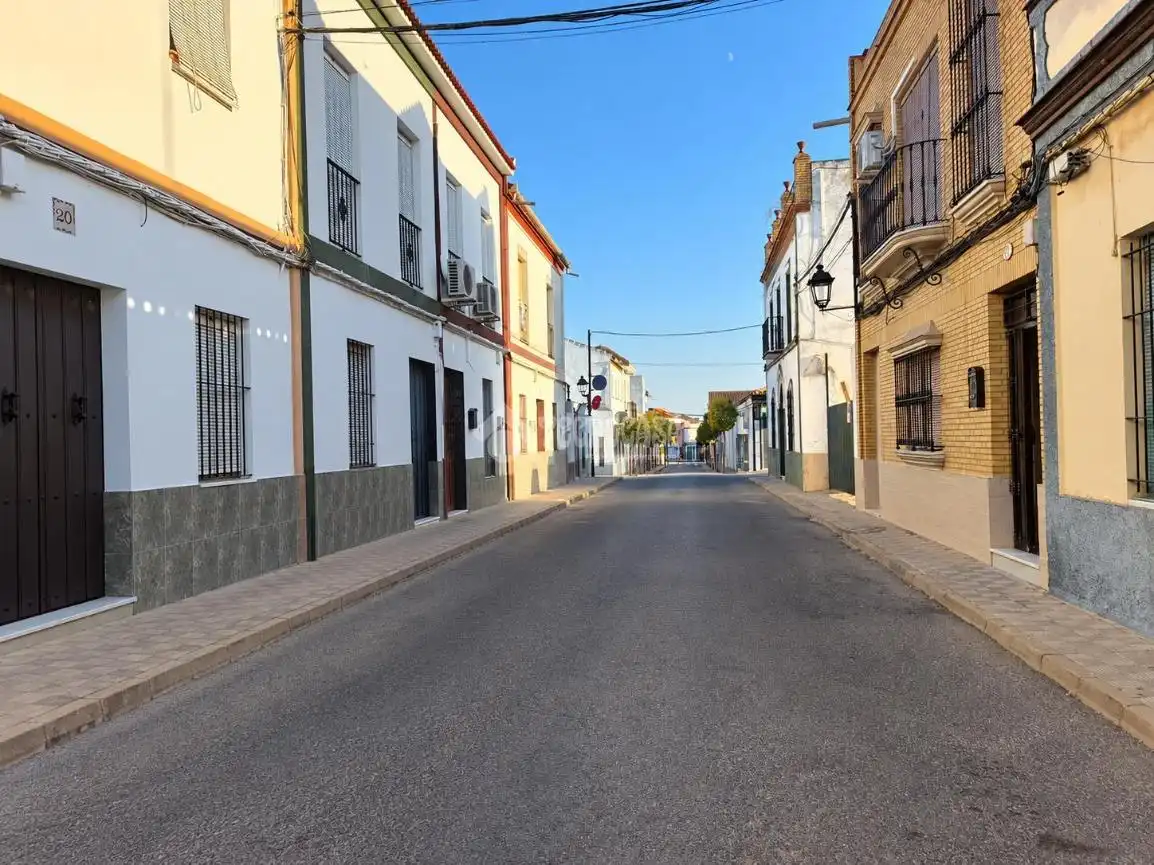 Casa aparellada amb terrassa en venda a Pilas