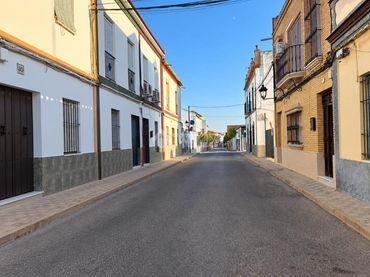 Casa aparellada amb balcó en venda a Pilas