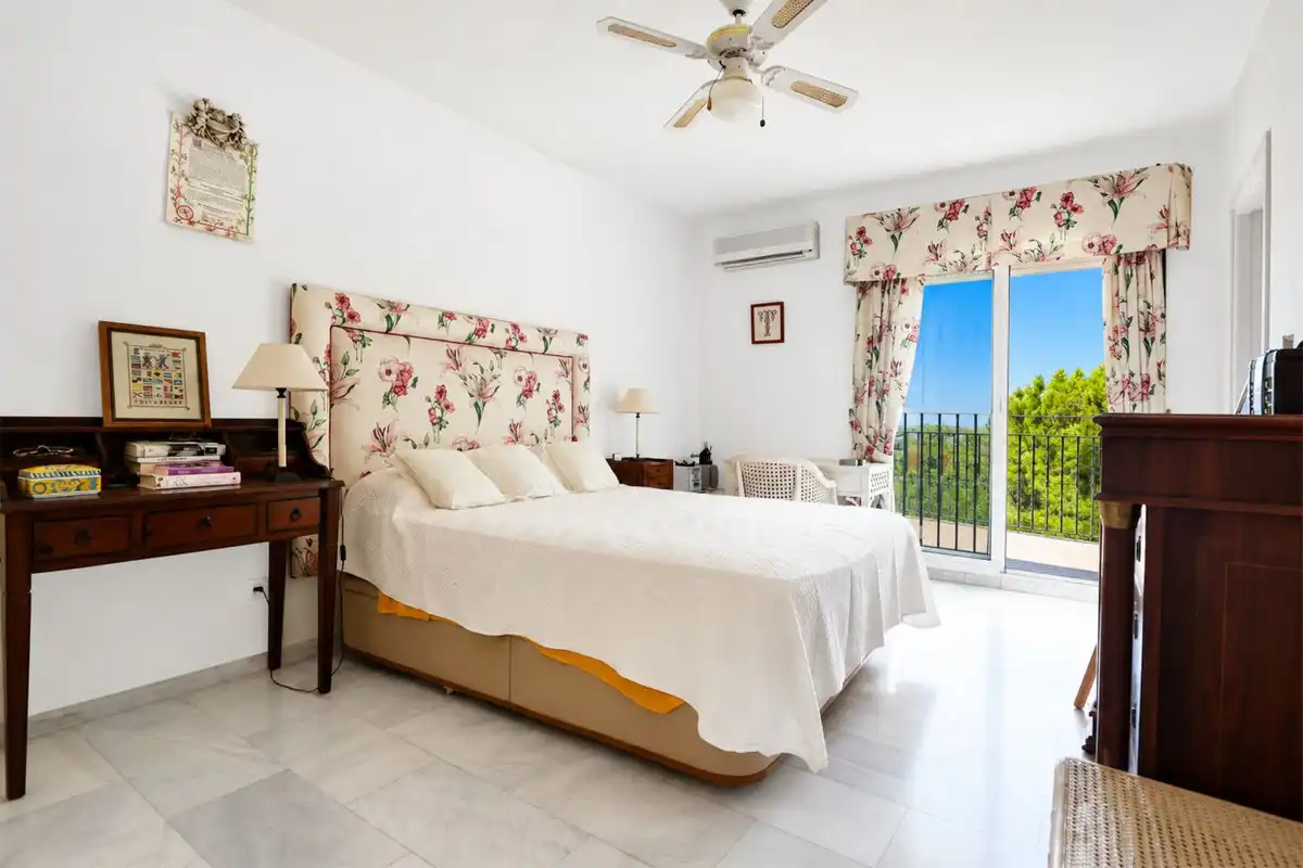 Habitación de Casa adosada en venta en Marbella con Aire acondicionado, Terraza y Piscina comunitaria