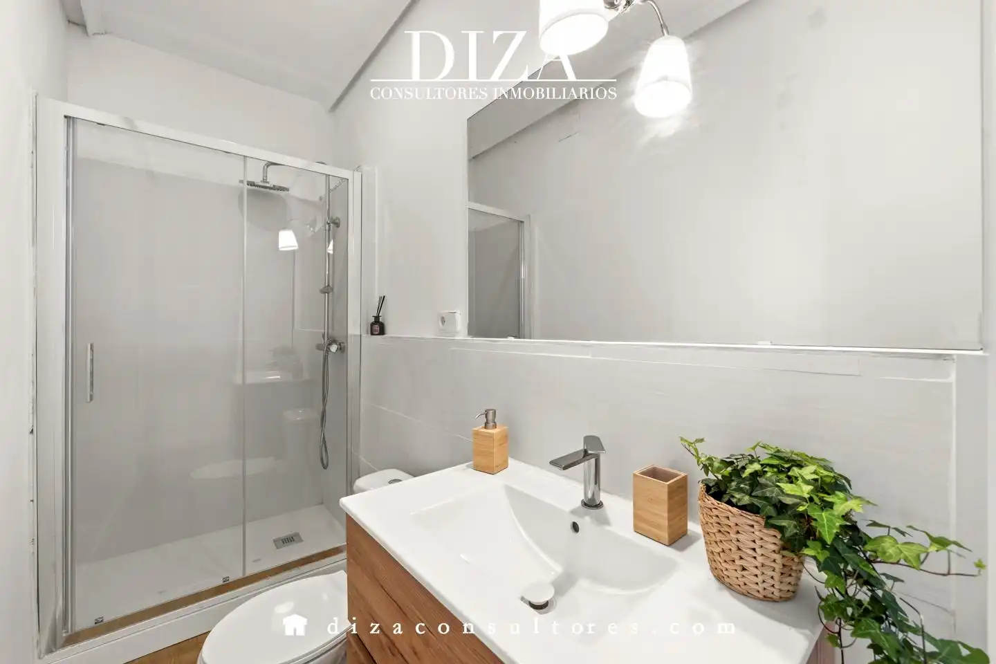 Bathroom of Flat for sale in Madrid  with Air Conditioner, Terrace and Furnished