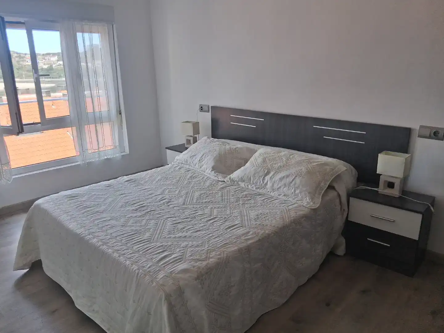 Dormitori de Apartament de lloguer en Ribadesella amb Parquet, Moblat i Forn