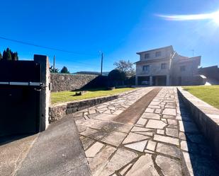 Vista exterior de Casa o xalet en venda en Barro amb Calefacció, Jardí privat i Piscina