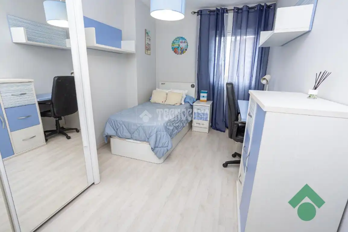 Bedroom of Flat for sale in Algeciras  with Terrace, Storage room and Furnished