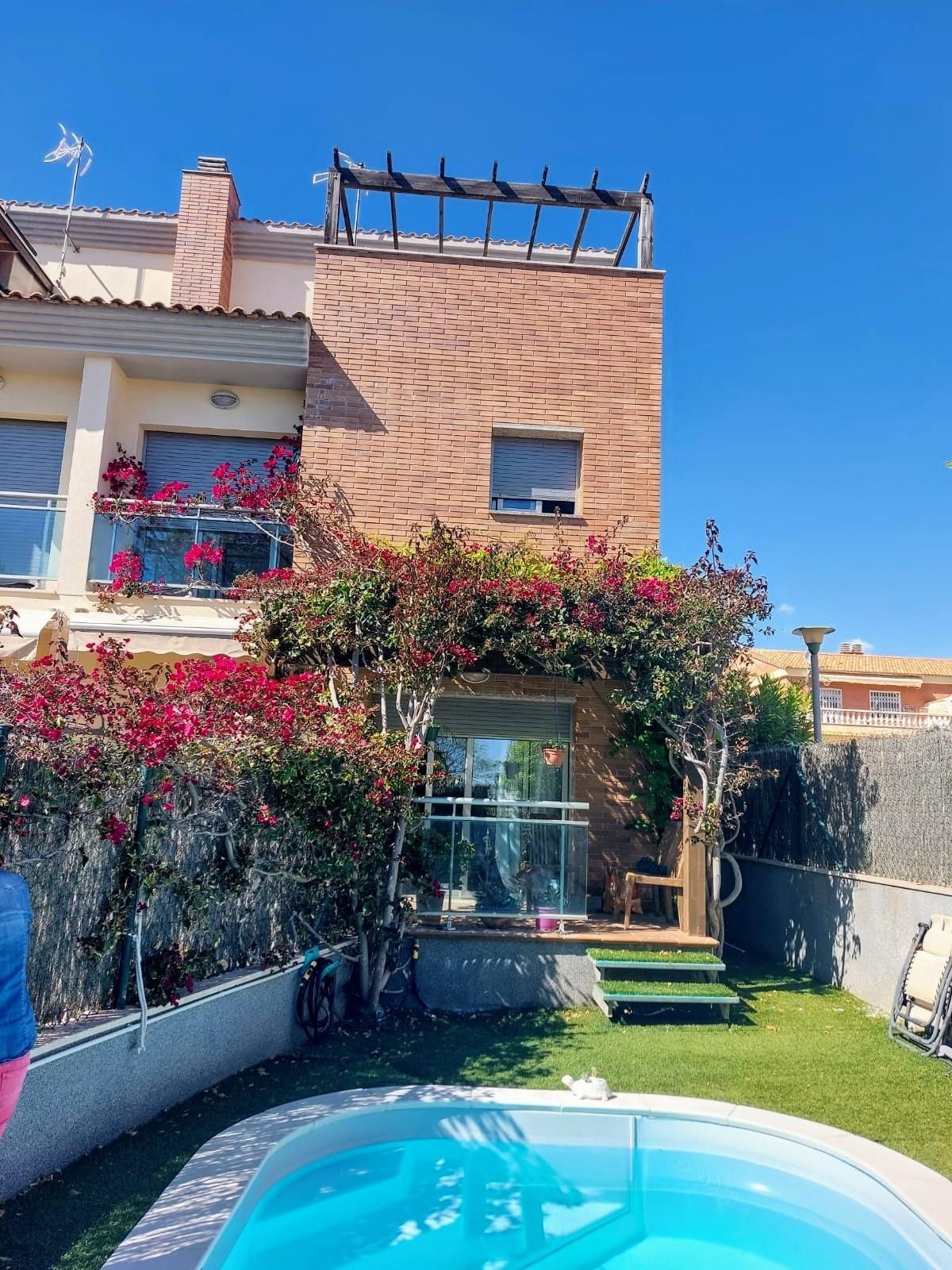 Vista exterior de Casa adosada en venda en El Vendrell amb Calefacció, Jardí privat i Terrassa