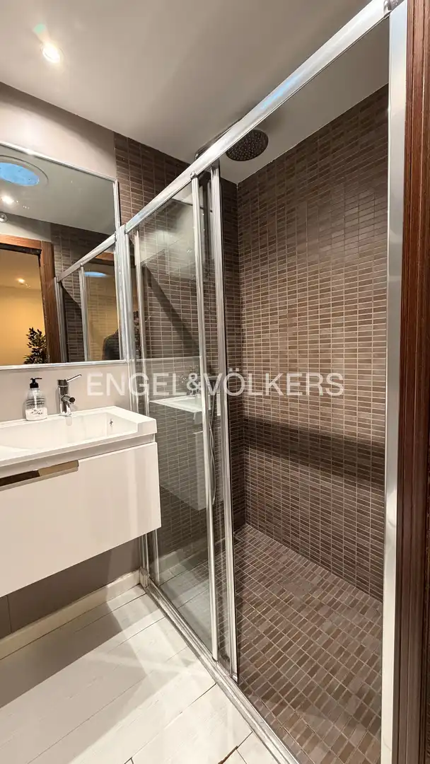 Baño de Dúplex de alquiler en La Moraleja con Aire acondicionado, Calefacción y Jardín privado
