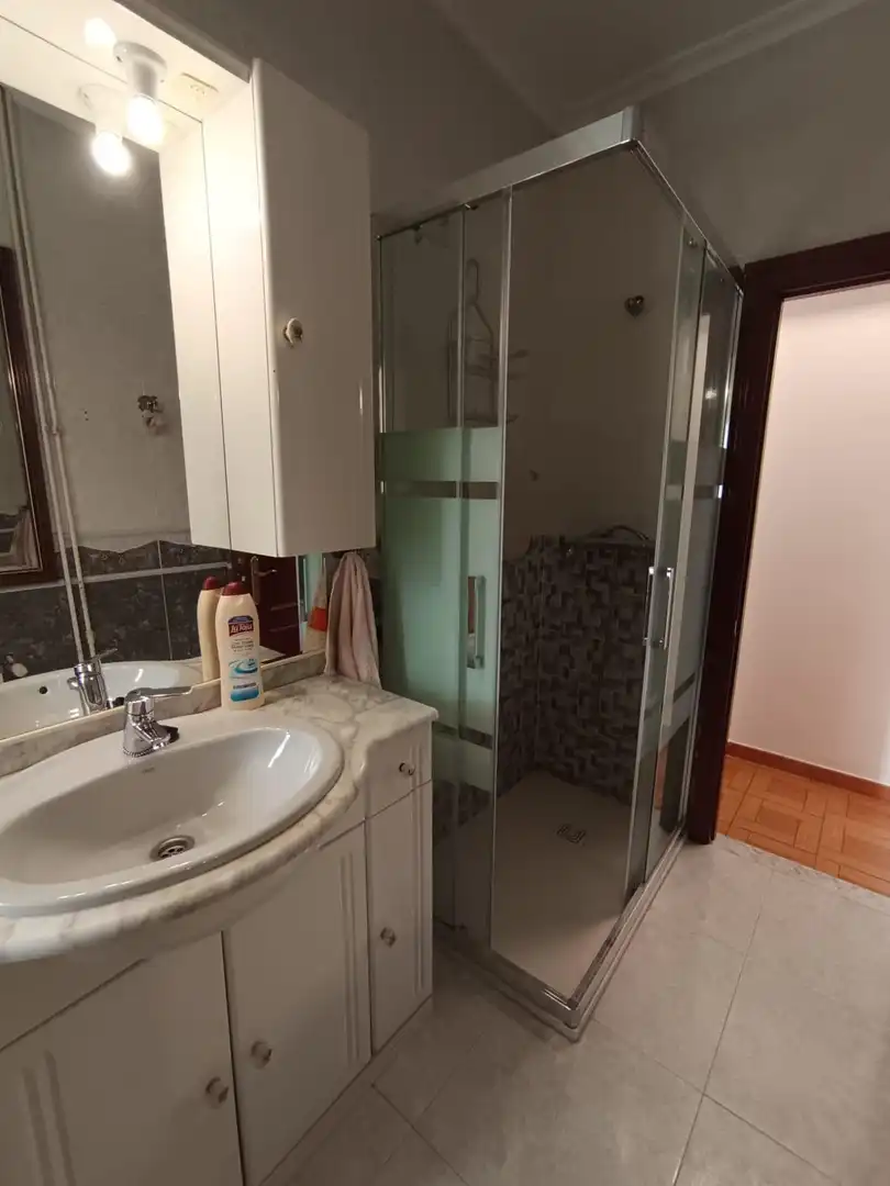 Baño de Piso en venta en Avilés con Calefacción y Terraza