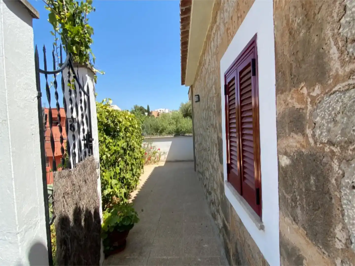 Außenansicht von Wohnung zum Verkauf in  Palma de Mallorca mit Klimaanlage, Privatgarten und Abstellraum