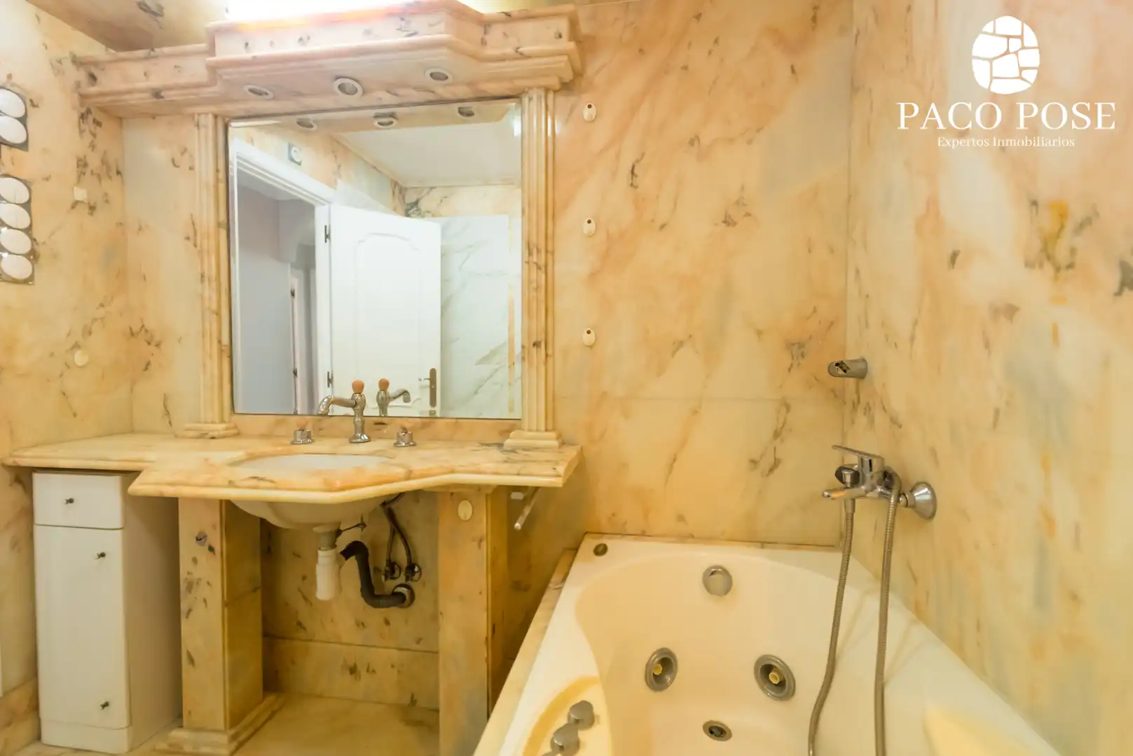 Bathroom of Flat for sale in A Coruña Capital   with Parquet flooring, Furnished and Oven