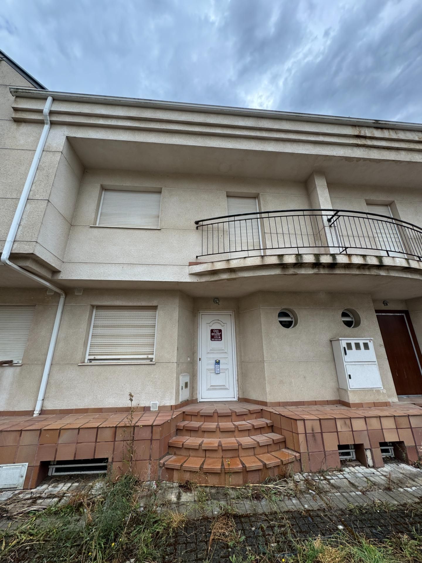 Vista exterior de Casa adosada en venda en Congosto amb Jardí privat, Terrassa i Traster