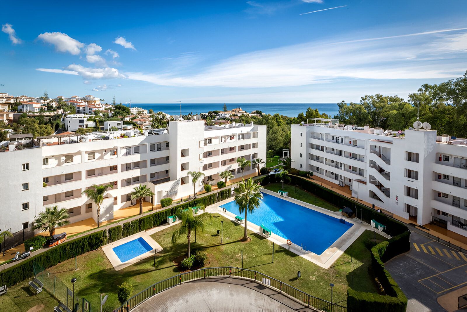 Exterior view of Apartment for sale in Málaga Capital  with Air Conditioner, Terrace and Swimming Pool