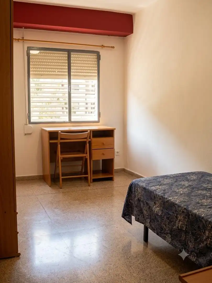 Habitación de Apartamento de alquiler en Valencia con Balcón
