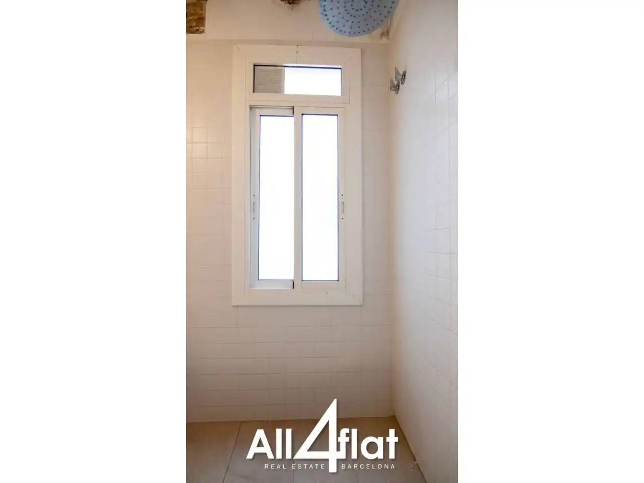 Baño de Piso de alquiler en Barcelona con Calefacción, Amueblado y Balcón