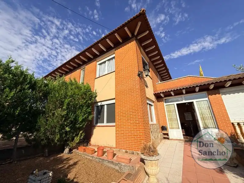 Vista exterior de Casa o chalet en venta en Cabezón de Valderaduey con Calefacción