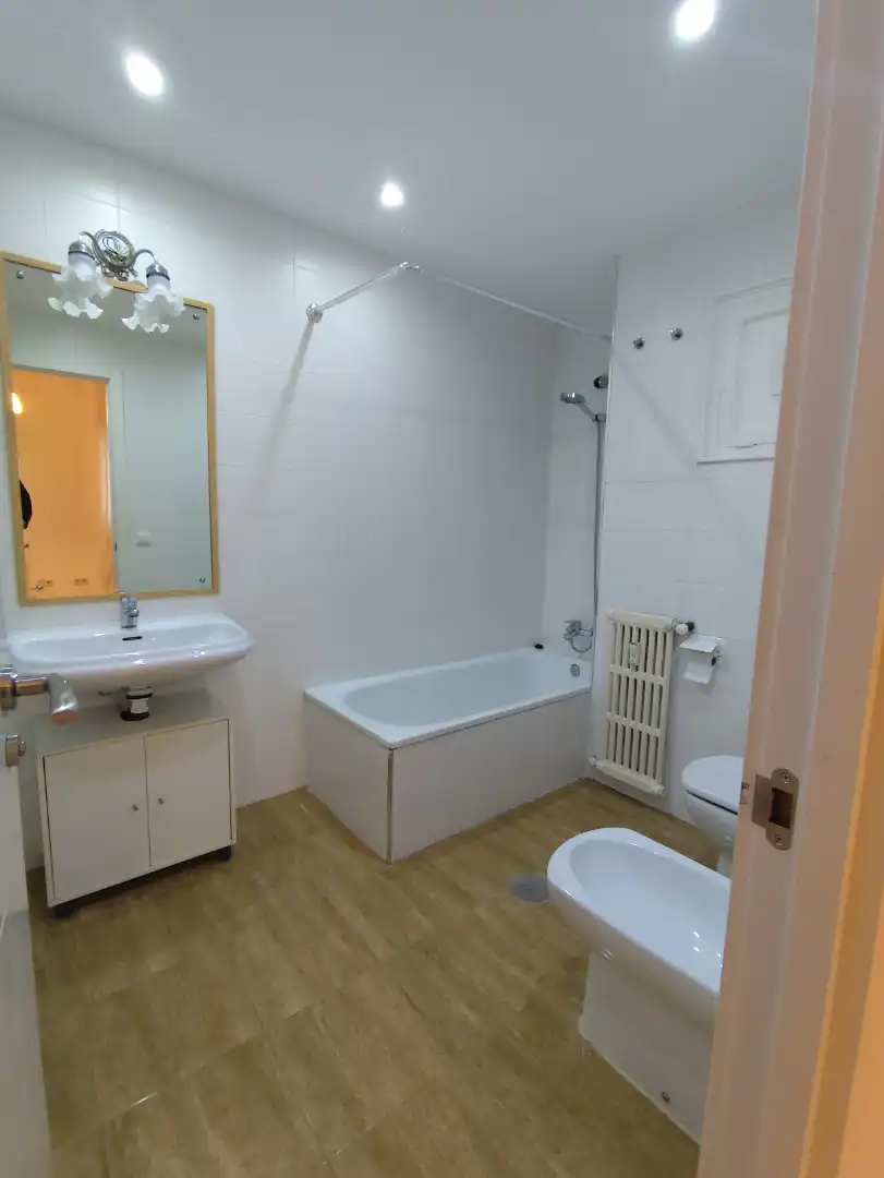 Bany de Apartament de lloguer en Madrid amb Aire condicionat, Calefacció i Parquet