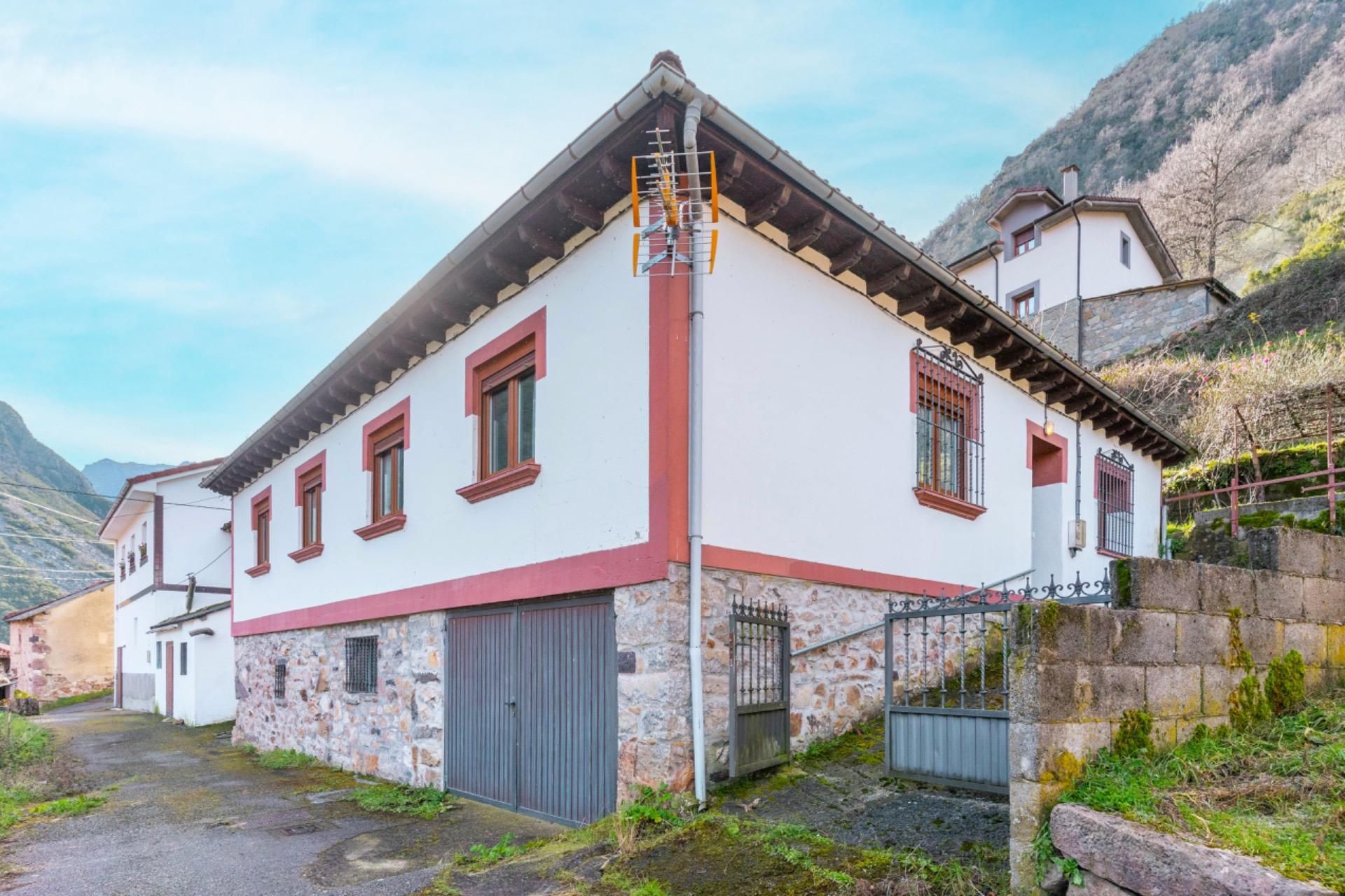 Exterior view of House or chalet for sale in Somiedo  with Heating, Private garden and Terrace
