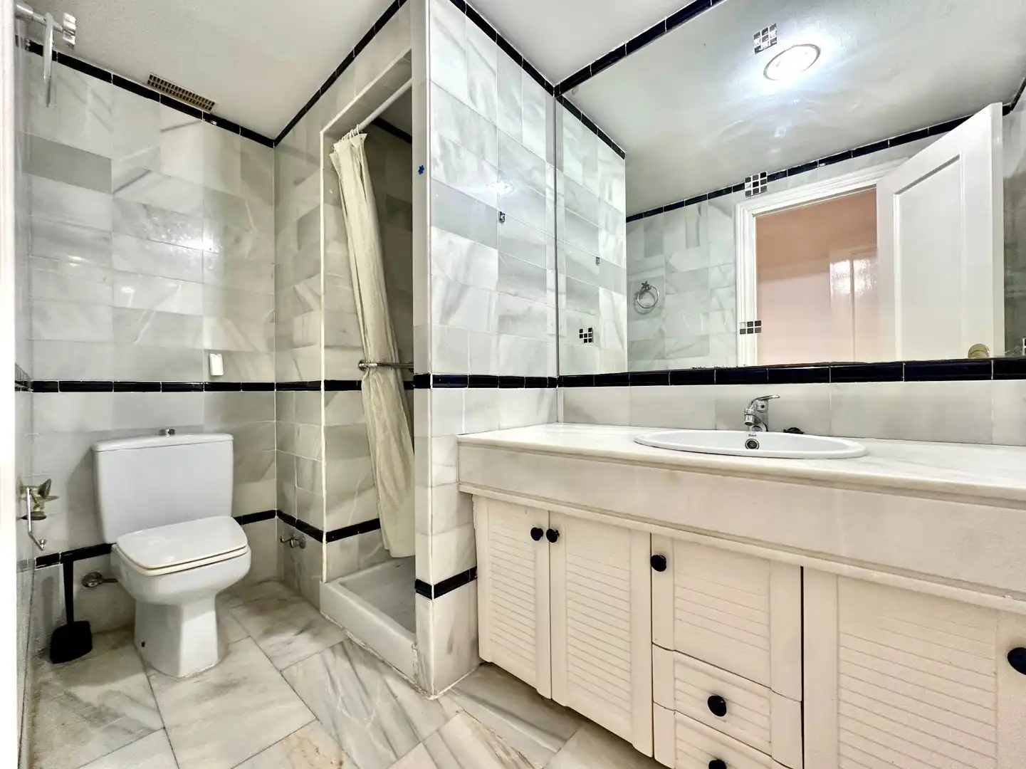Badezimmer von Wohnungen zum Verkauf in Almuñécar mit Terrasse und Möbliert
