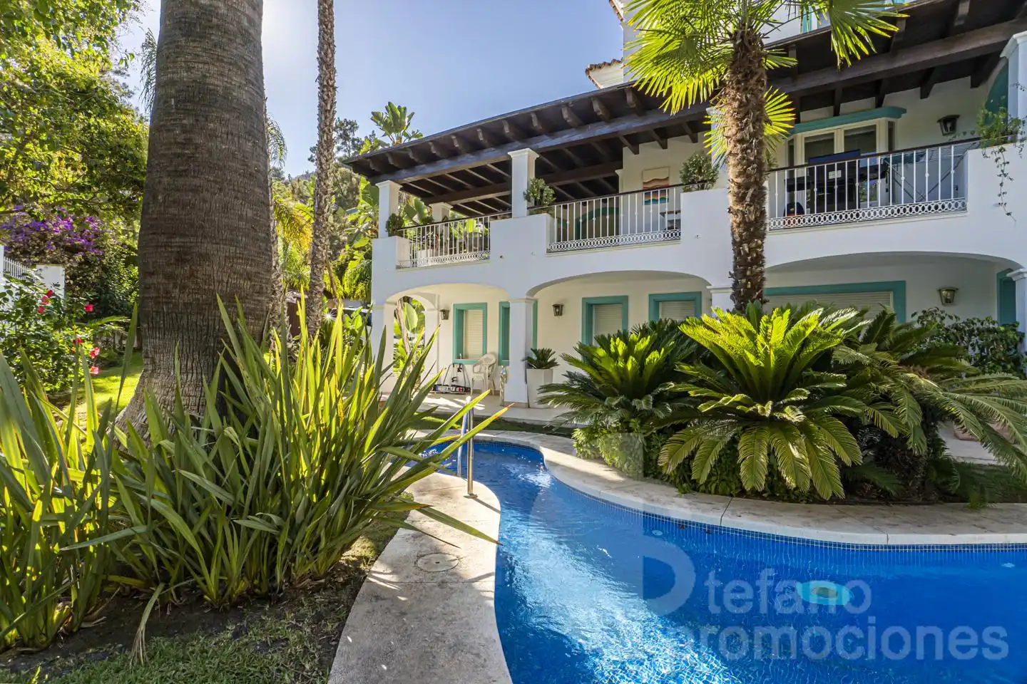 Vista exterior de Casa o xalet en venda en Málaga amb Aire condicionat, Jardí privat i Parquet