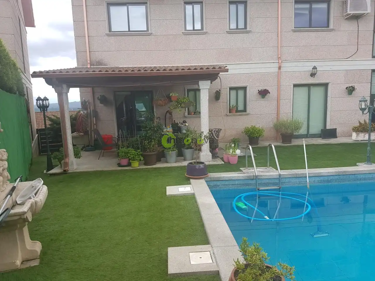 Piscina de Casa adosada en venda en Ponteareas amb Calefacció, Jardí privat i Terrassa