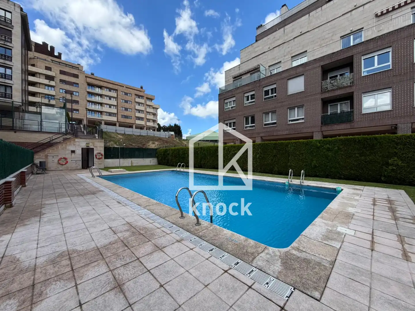 Piscina de Piso en venta en Oviedo  con Calefacción, Jardín privado y Trastero