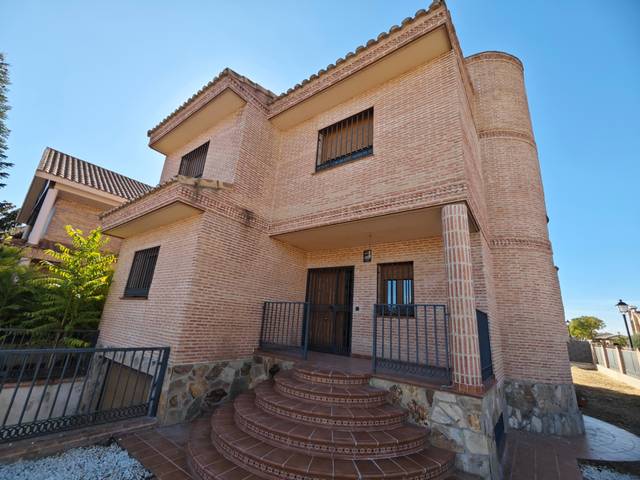 Casa-chalet en Venta en Calle del Roble en Serranillos del Valle