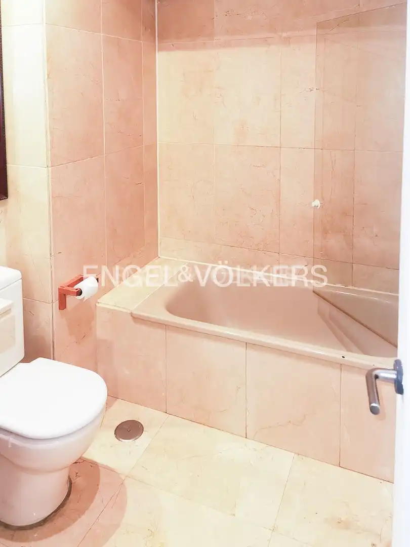 Bathroom of Flat for rent in Madrid  with Air Conditioner, Heating and Private garden