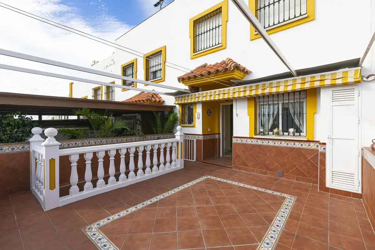 Vista exterior de Casa adosada en venda en Marbella amb Terrassa i Traster