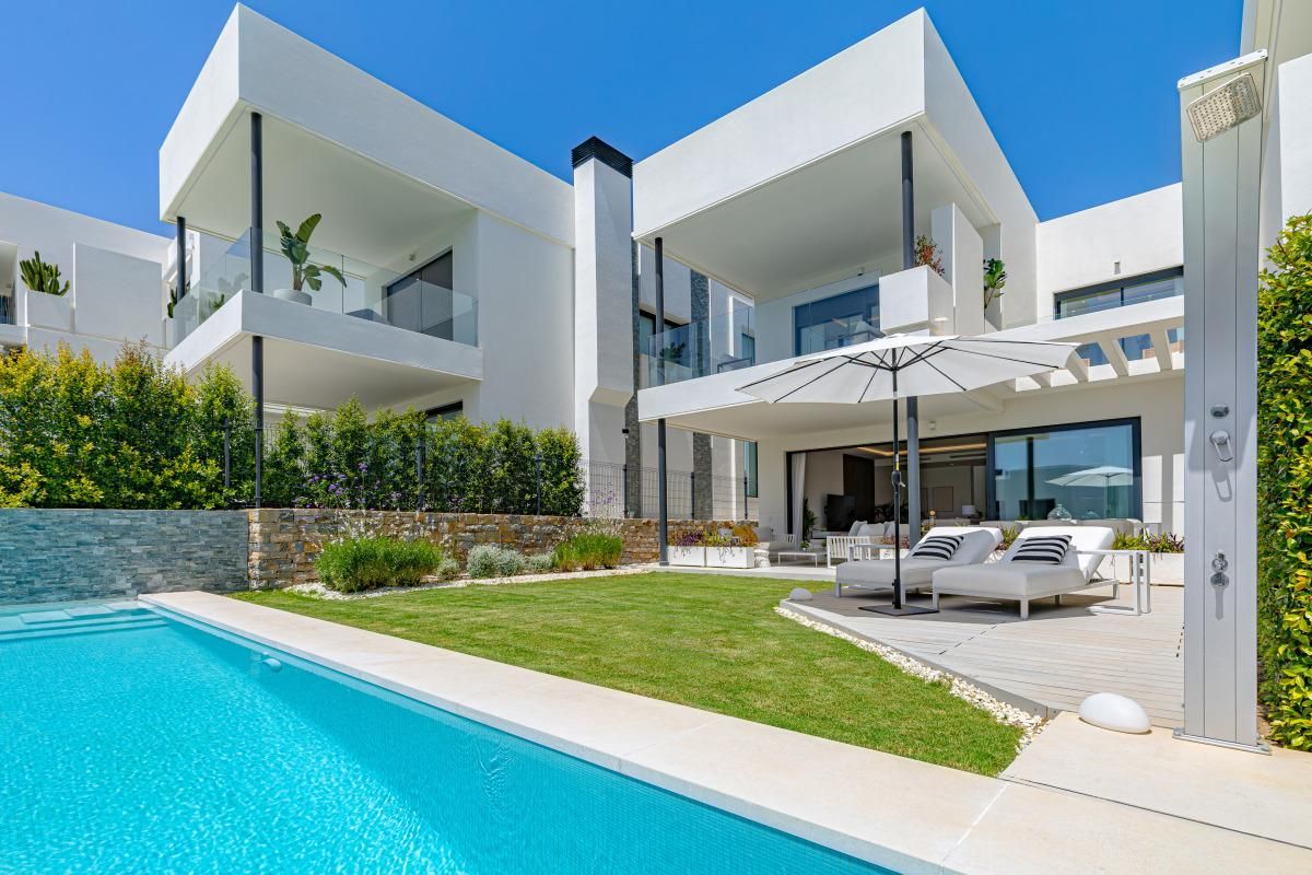 Vista exterior de Casa o xalet en venda en Marbella amb Aire condicionat, Calefacció i Jardí privat