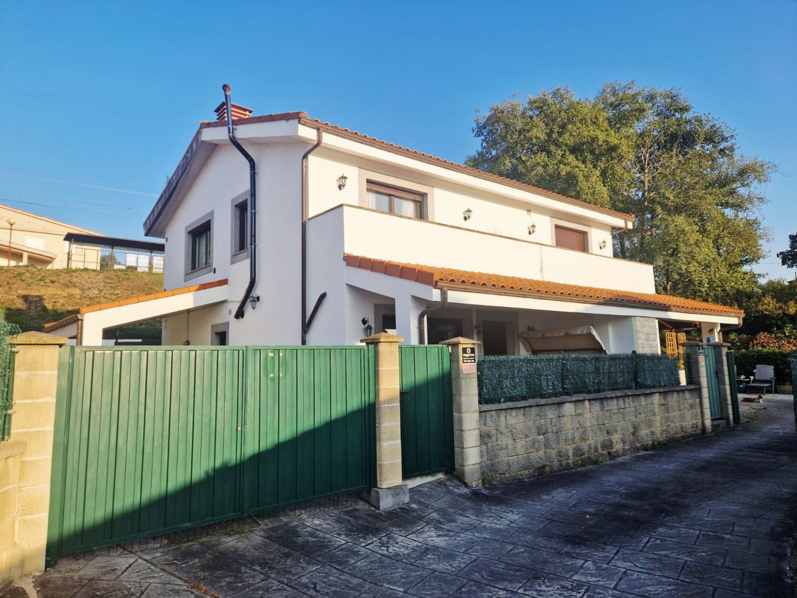 Vista exterior de Casa adosada en venda en Soto del Barco amb Jardí privat, Terrassa i Traster