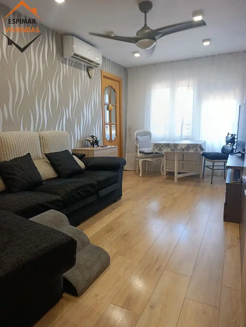 Living room of Flat for sale in Zaragoza  with Furnished and Balcony