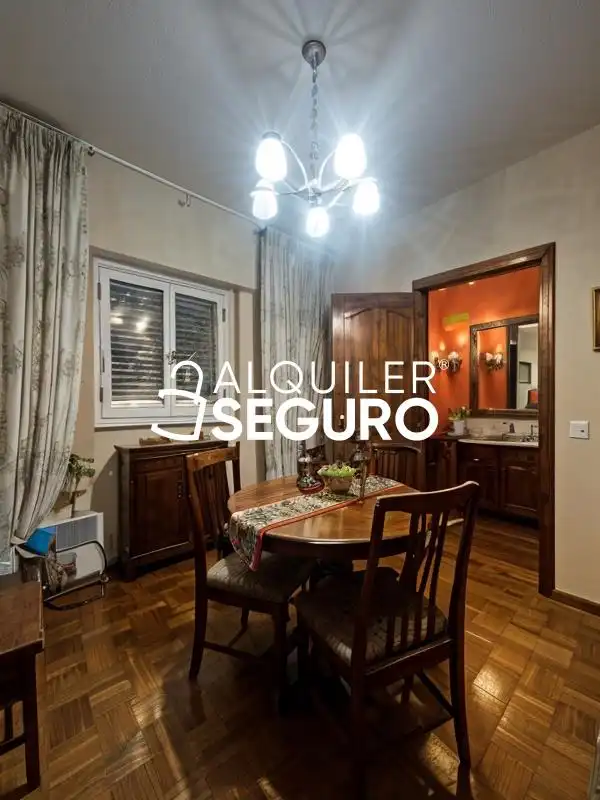 Comedor de Piso de alquiler en Madrid con Calefacción y Amueblado