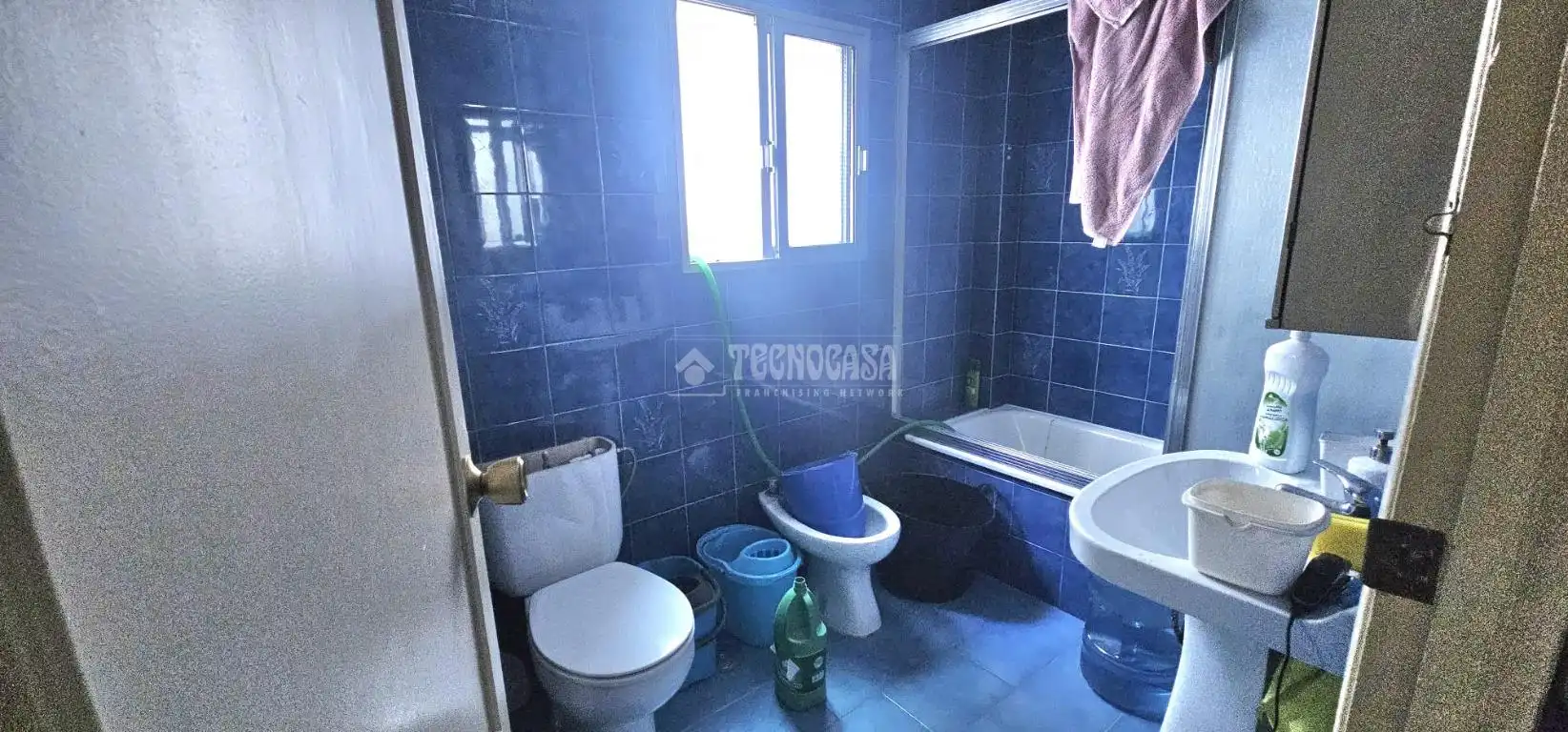 Badezimmer von Einfamilien-Reihenhaus zum Verkauf in Sevilla mit Terrasse und Balkon