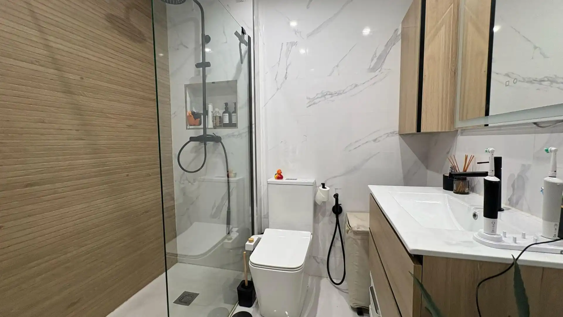 Baño de Piso en venta en Torremolinos con Aire acondicionado, Balcón y Piscina comunitaria