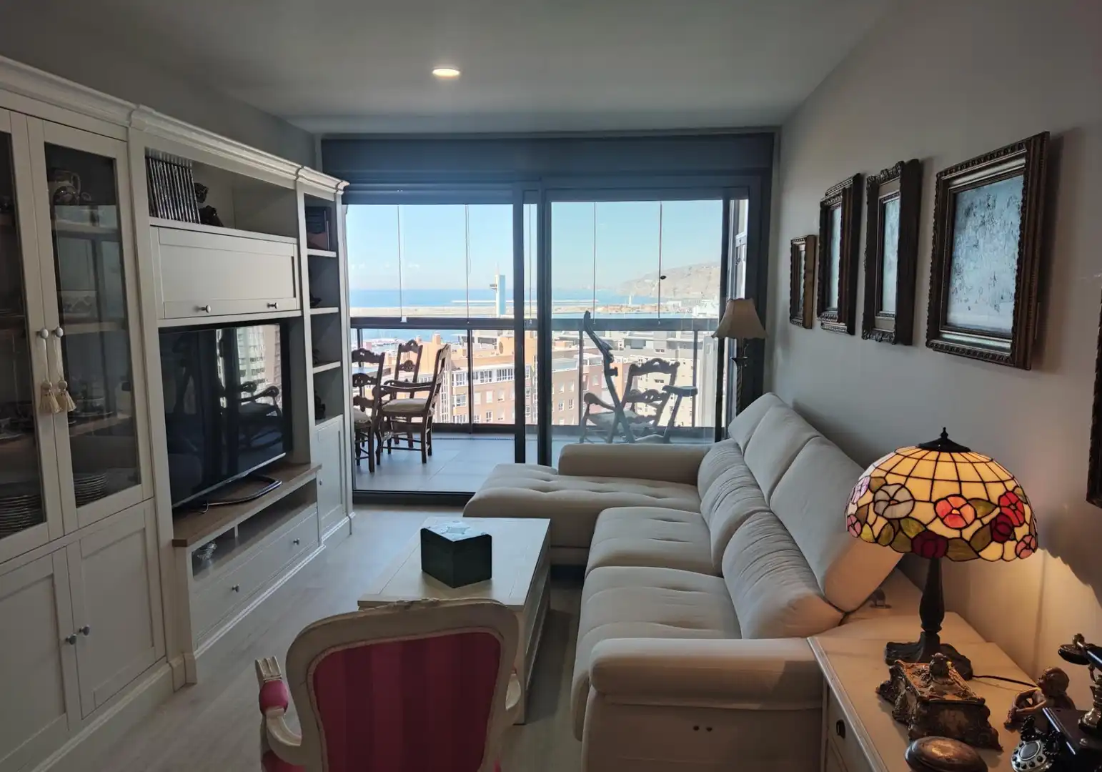 Sala de estar de Piso de alquiler en Almería con Aire acondicionado, Calefacción y Jardín privado