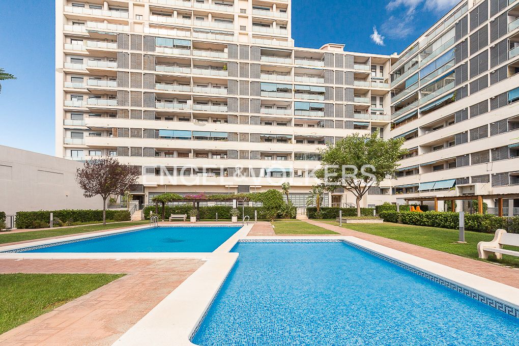 Exterior view of Apartment to rent in  Valencia Capital  with Air Conditioner, Heating and Private garden