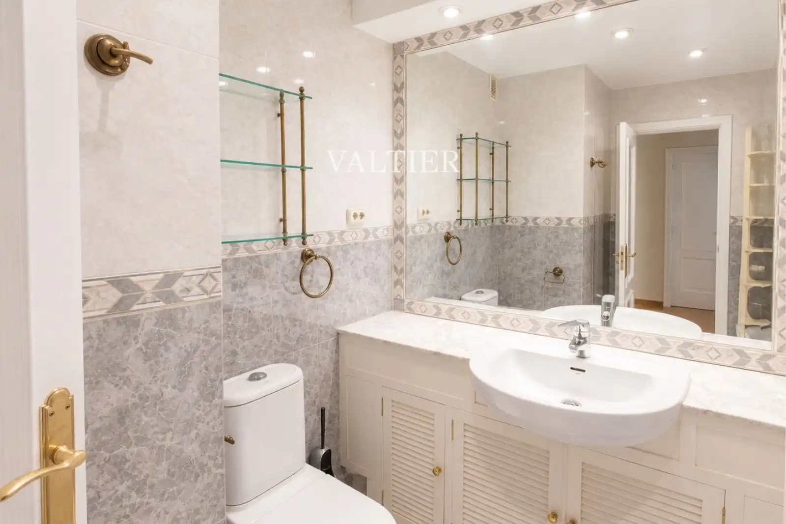 Bathroom of Flat for rent in Madrid  with Air Conditioner, Swimming Pool and Community pool