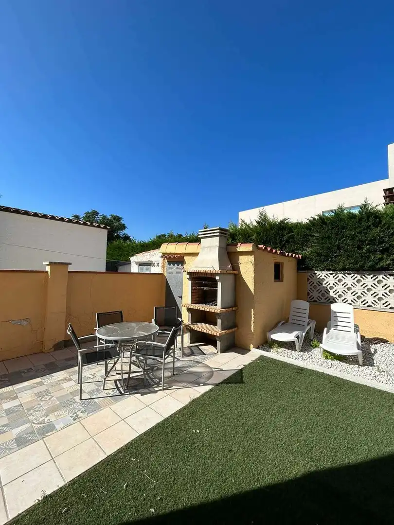 House with pool for sale in Requesens