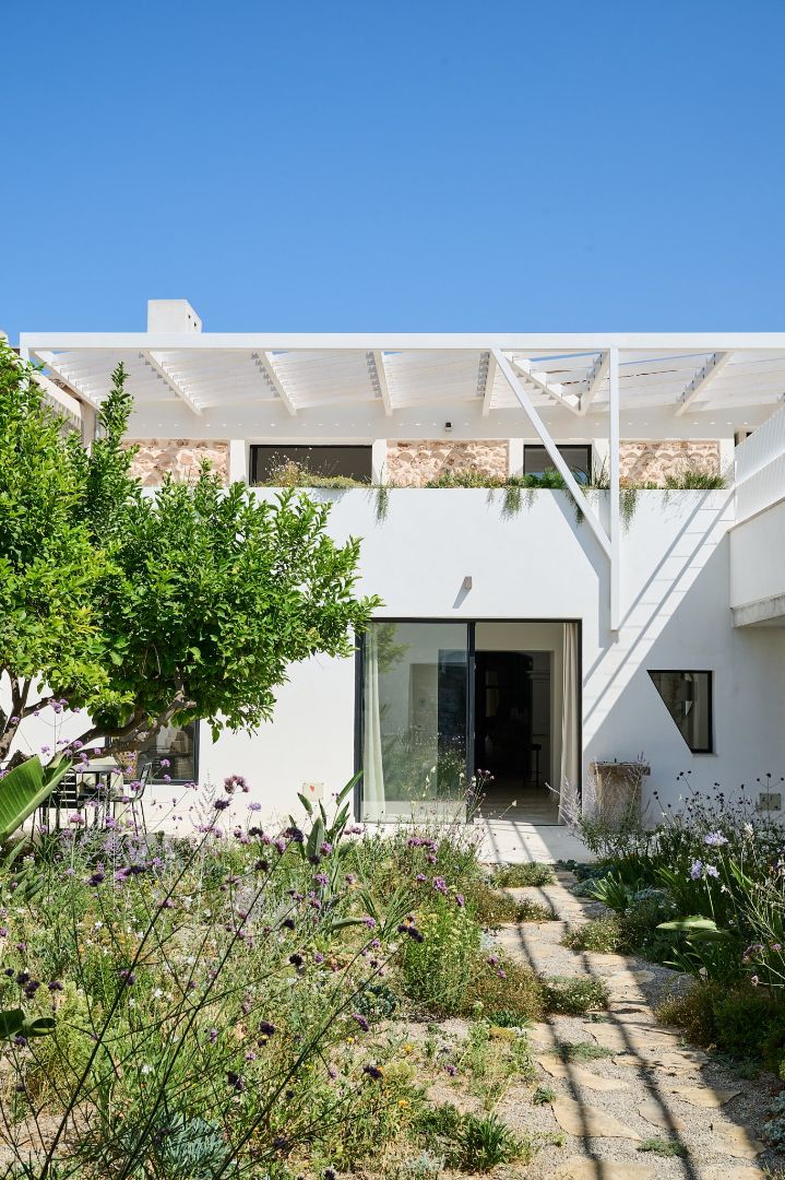 Exterior view of Single-family semi-detached for sale in Santa María del Camí  with Private garden, Terrace and Swimming Pool